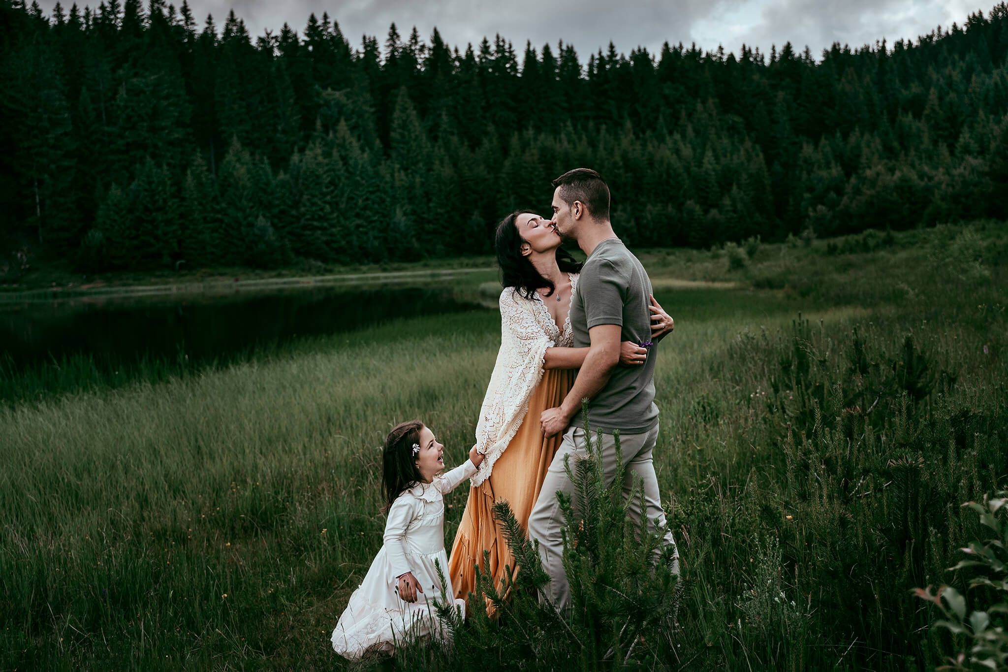 Семейна фотосесия – родители и дете сред природата, любов и близост в художествен стил, фотограф Надежда Стефанова