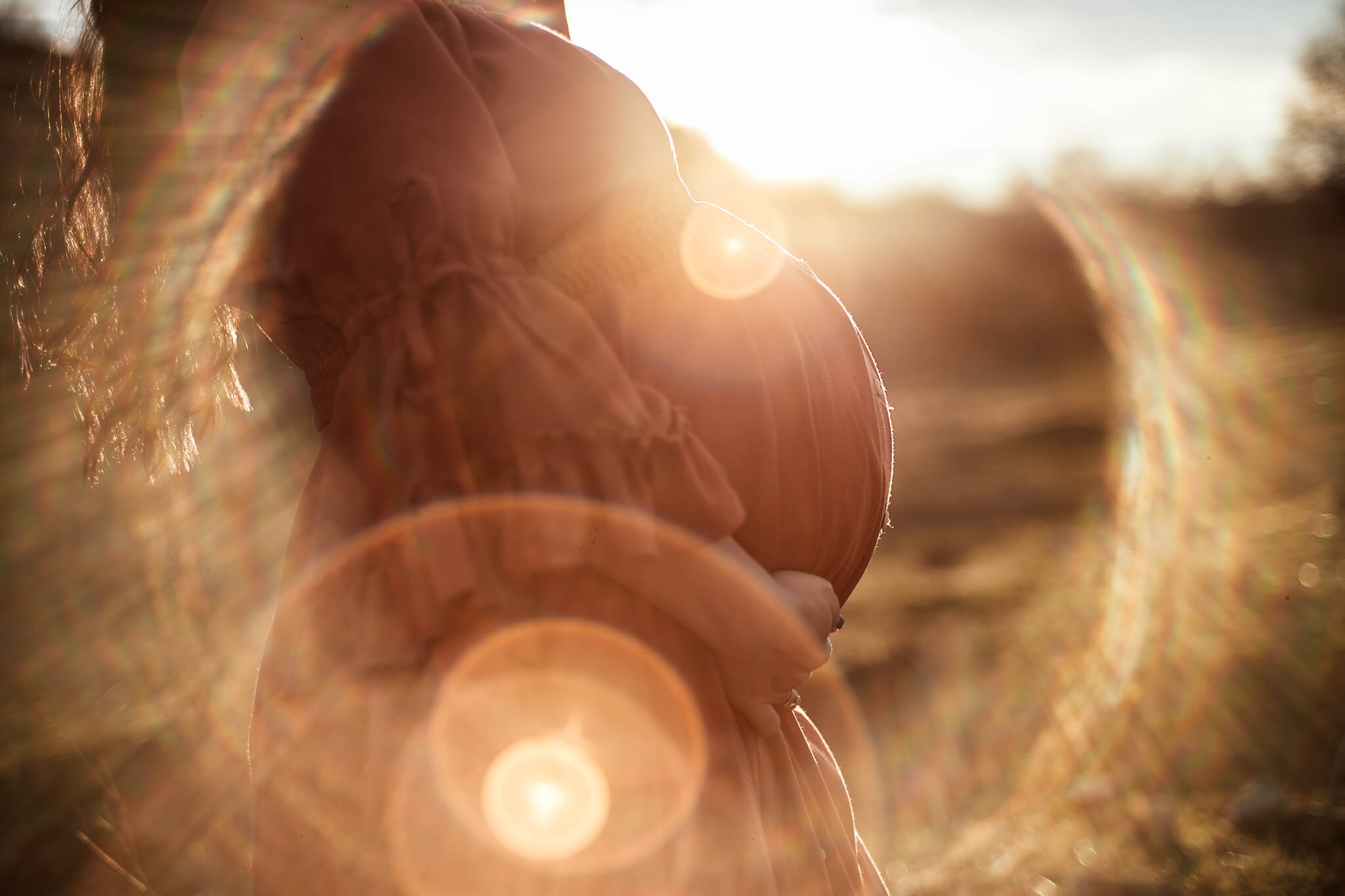 Фотосесия за бременни – художествен портрет на бъдеща майка при залез, фотограф Надежда Стефанова