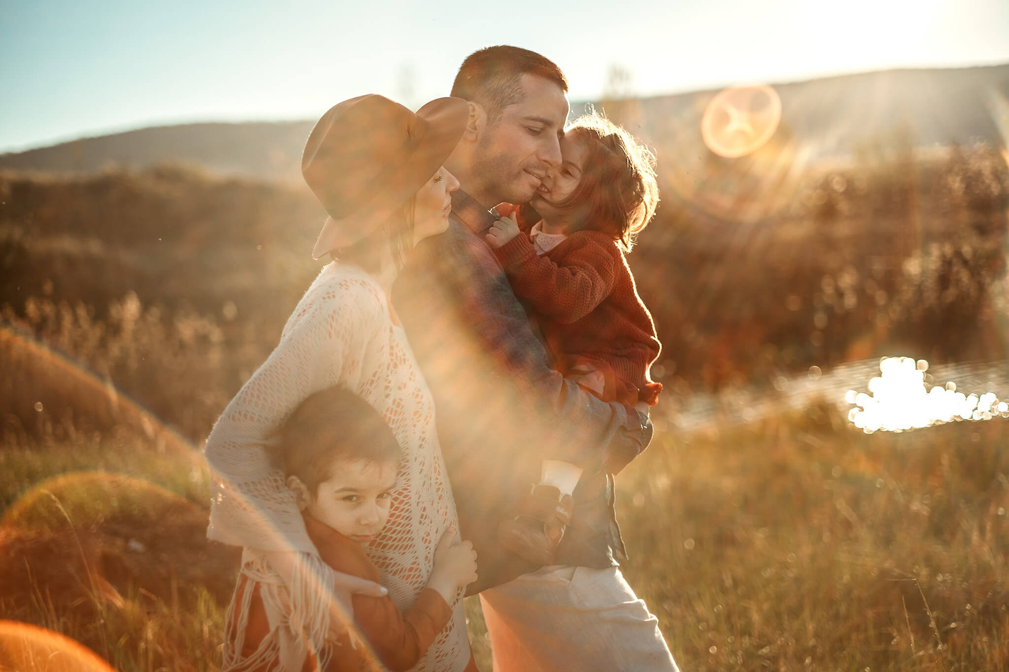 Семейна фотосесия – родители с две деца на открито, емоционална фотография при залез, фотограф Надежда Стефанова