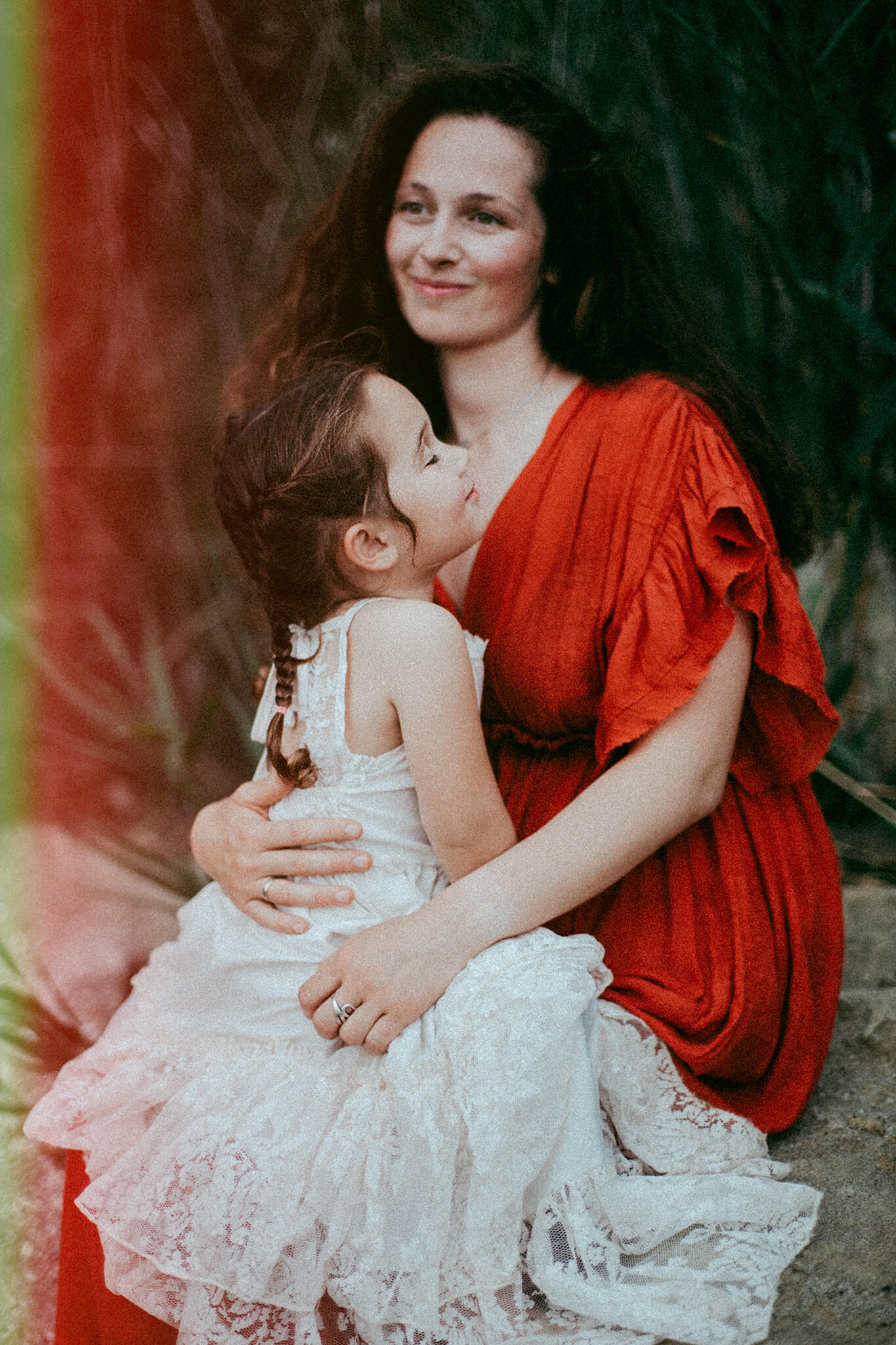 Семейна фотосесия – майка и дъщеря в емоционален момент на открито, фотограф Надежда Стефанова