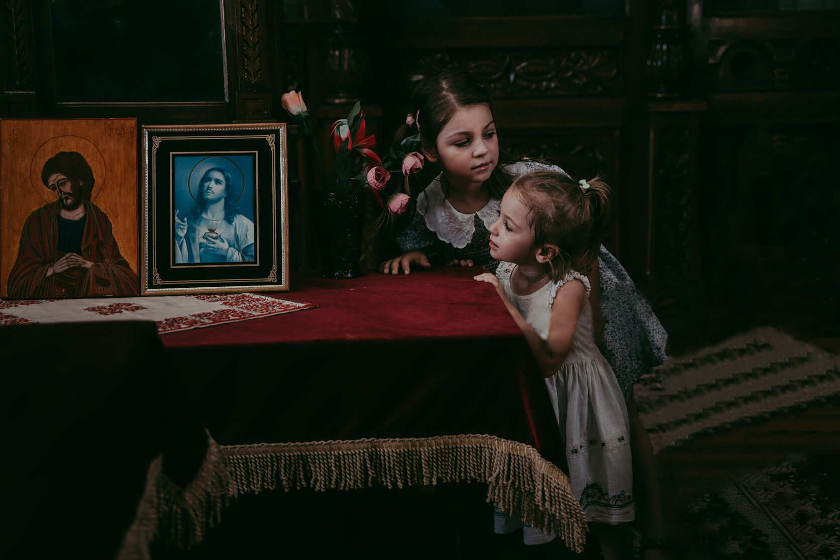 Фотосесия за кръщене – две деца пред икони в църква, емоционална документална фотография, фотограф Надежда Стефанова