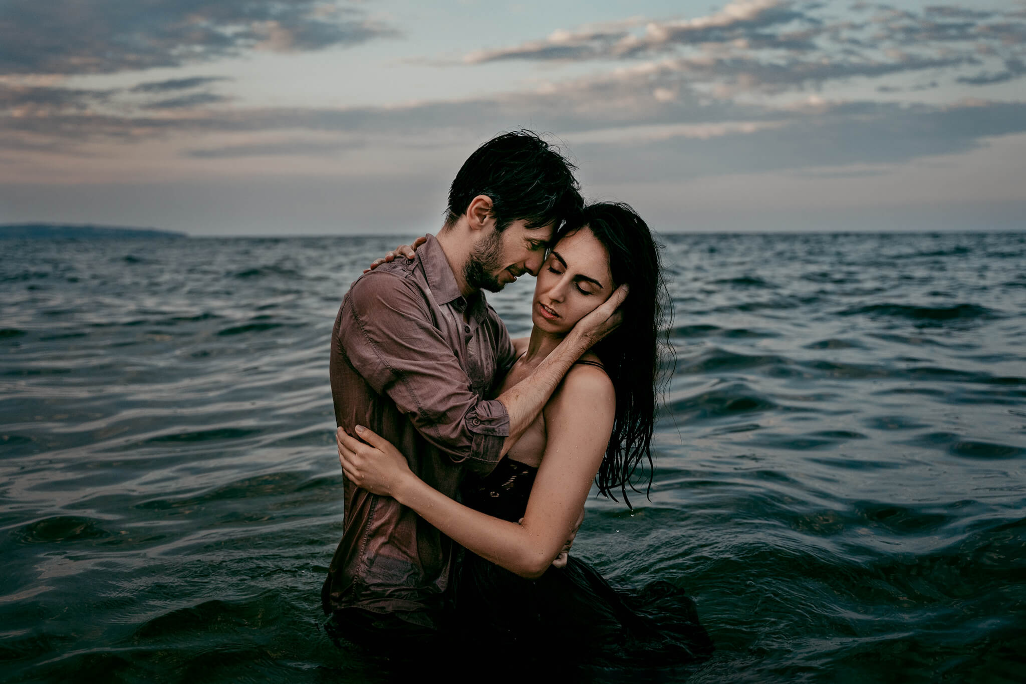 Love story фотосесия – влюбена двойка в интимен момент в морето, фотограф Надежда Стефанова