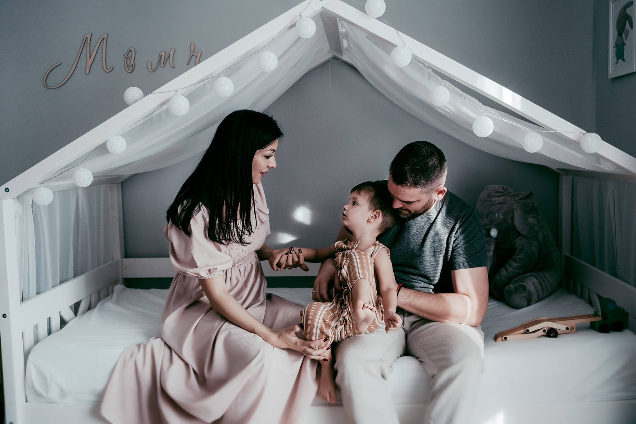 Семейна фотосесия – родители и дете в уютна домашна атмосфера, емоционална фотография от Надежда Стефанова