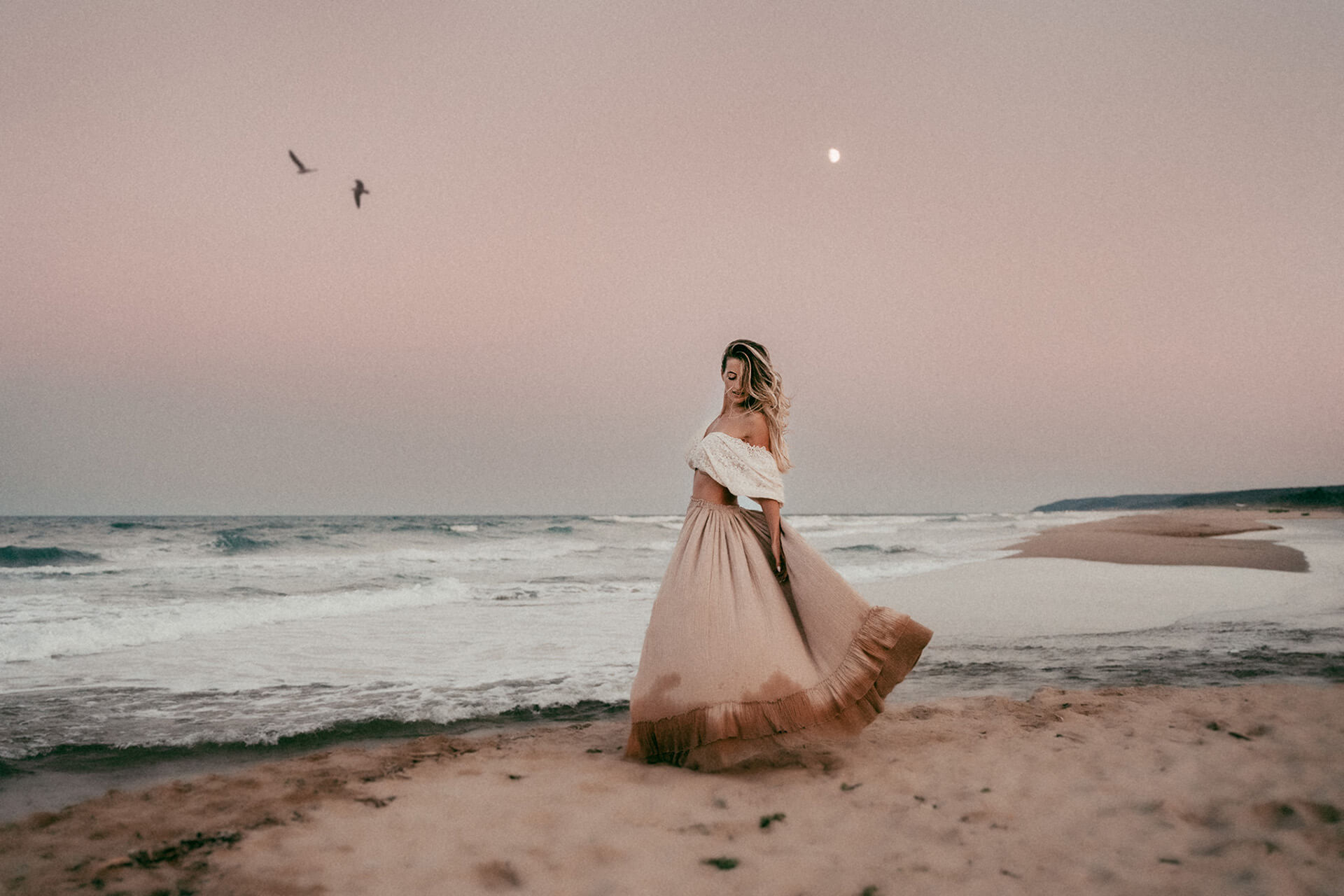 Портретна фотосесия – артистичен женски портрет на плажа при залез, фотограф Надежда Стефанова