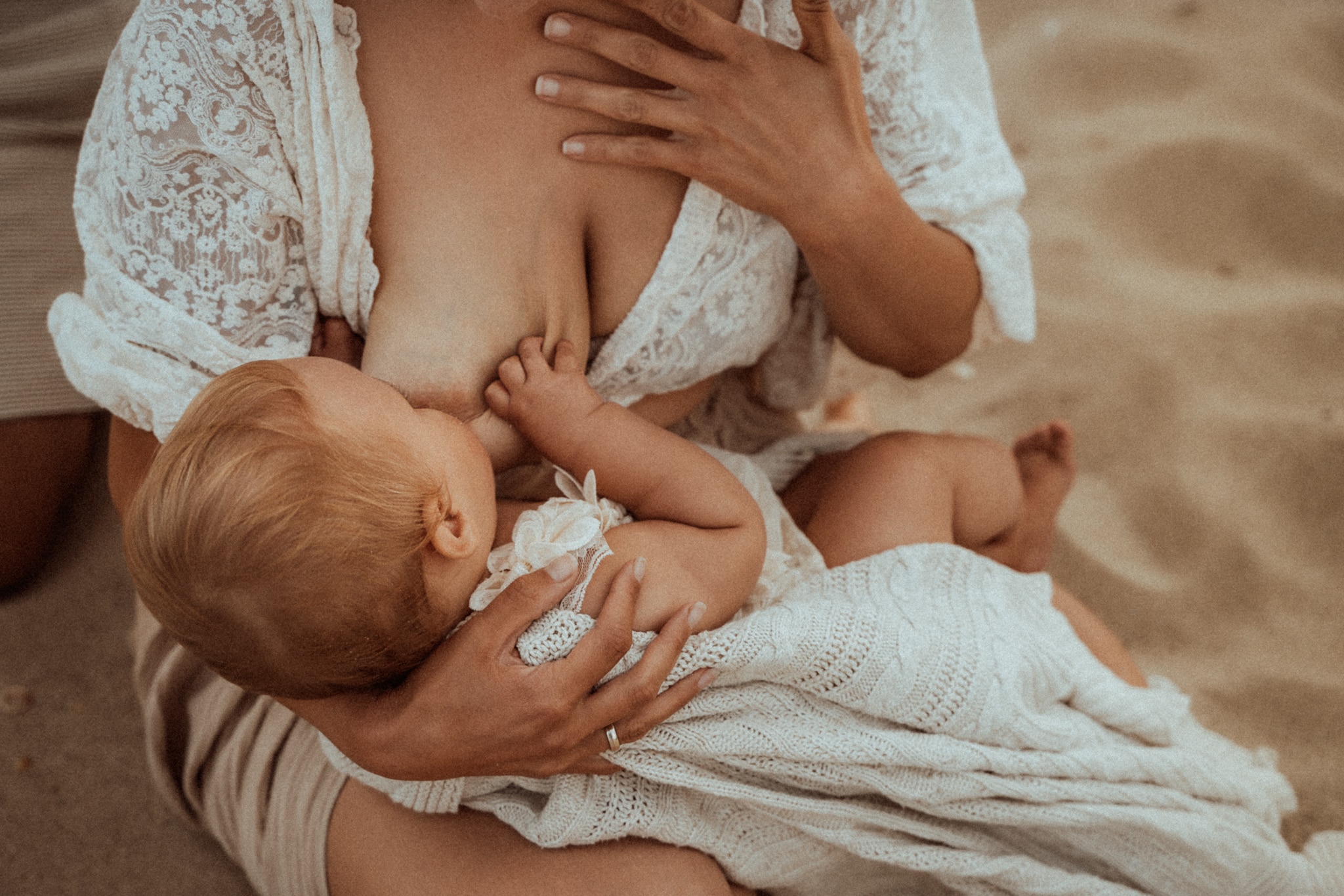 майка кърми детето си